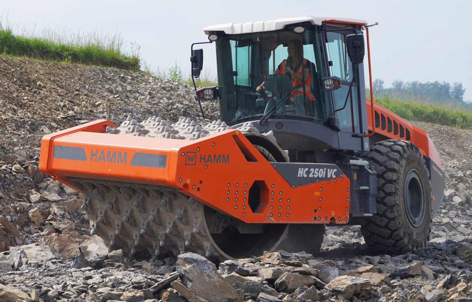 Crushing and compacting in a single step: New vibration crusher drum ...